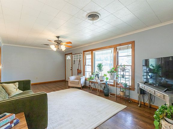 4th image of 2309 Moore St