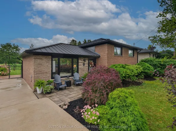 2103 Seabrook Dr, Oakville, ON L6L 2T8