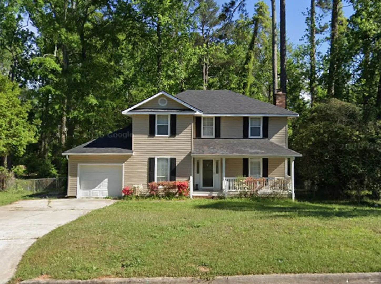 Spacious 3 bedroom and huge backyard — Photo 1