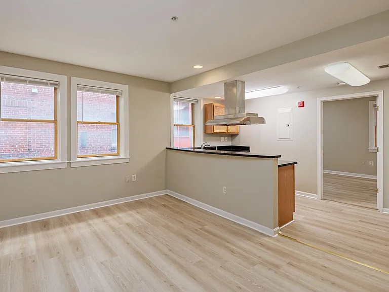 Astor Court Apartments — Photo 1
