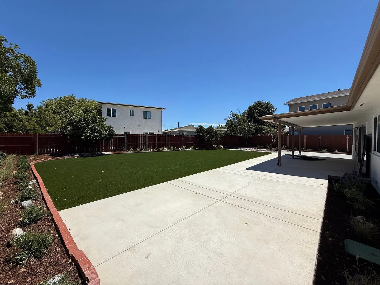 7 Bed House in Prime Location, Steps to Campus! — Photo 4