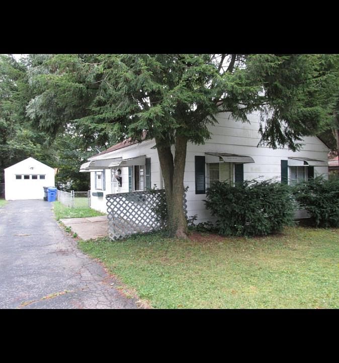 1st image of 950 Marcellus Dr