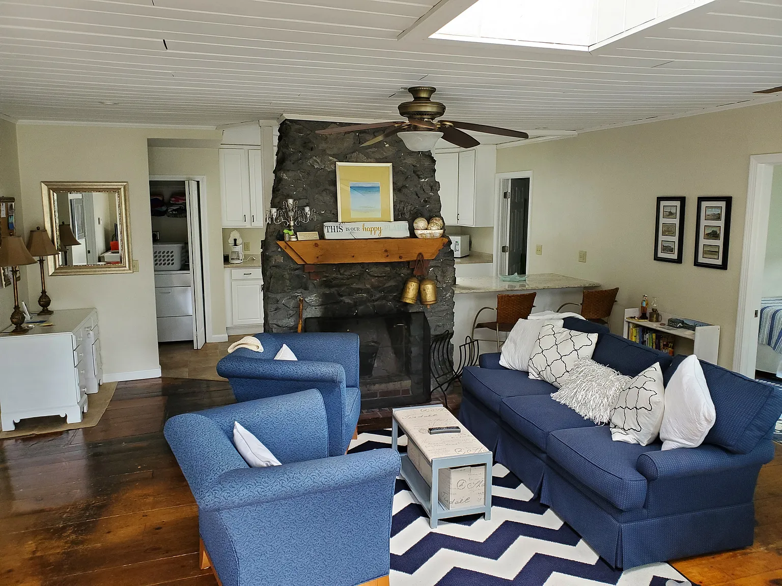 2 bed, 1250 sqft, $2,200 — Photo 2
