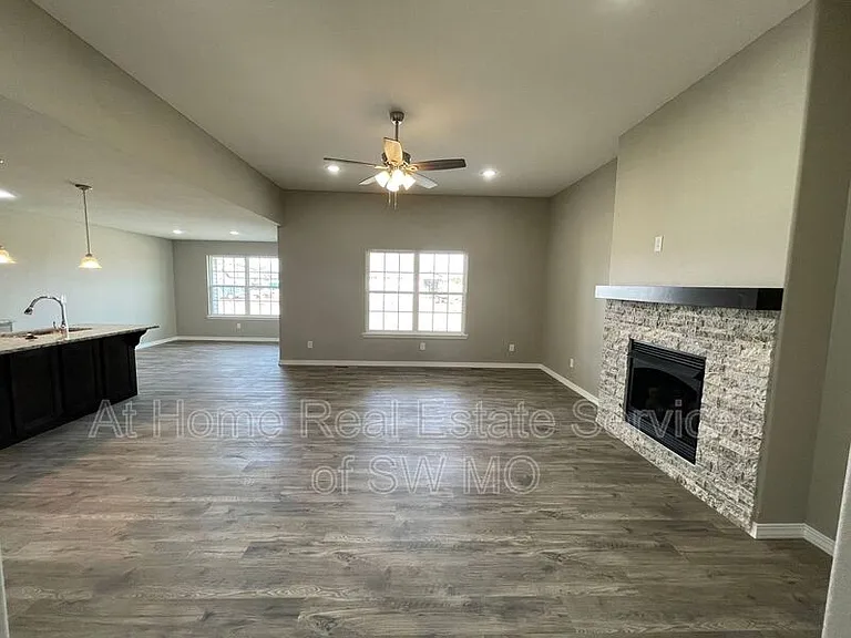 327 Forest Hollow St — Photo 3
