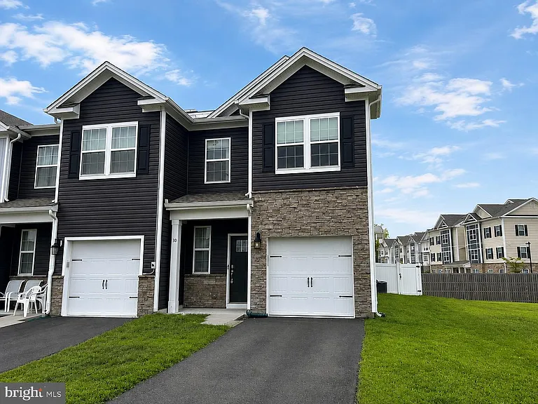 50 Peregrine Way — Photo 2