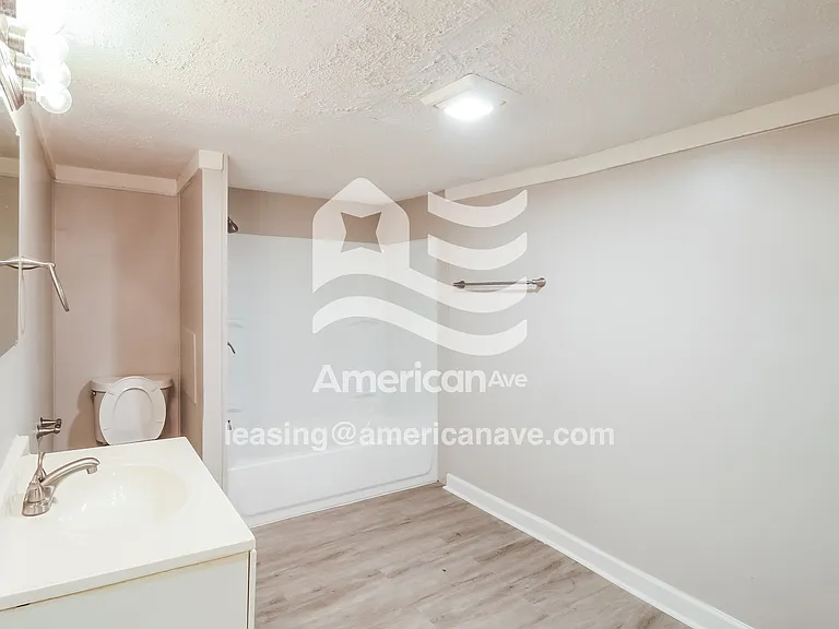 492593_012_bathroom_11.jpg