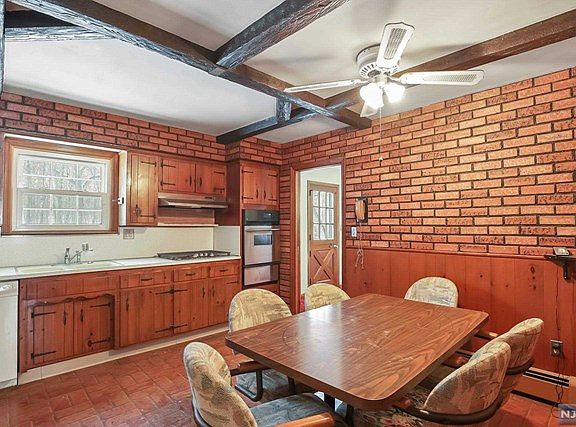 2nd image of 277 W Oak St