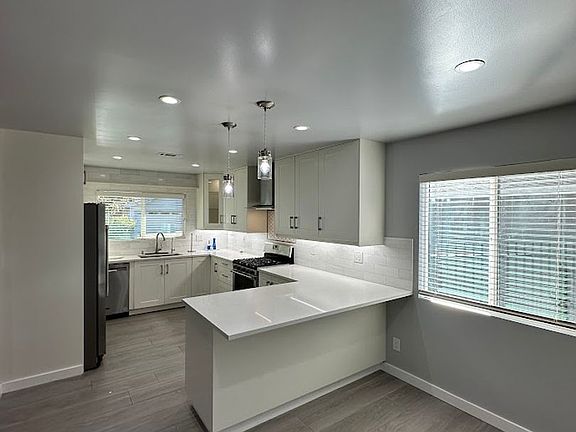 4th image of 487 Houston Dr
