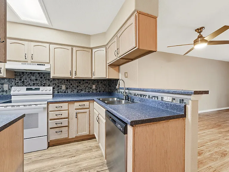 8196 S Fillmore Way — Photo 3