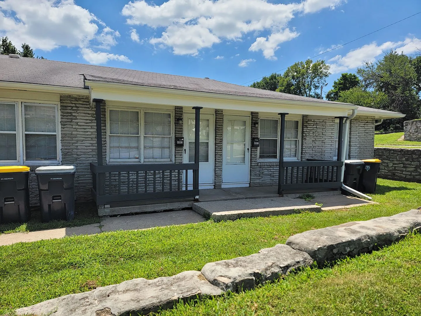 2BR/1BA Updated Home Vouchers Welcome! — Photo 1