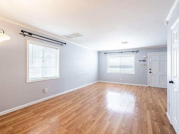 3rd image of 1028 Davis Dr