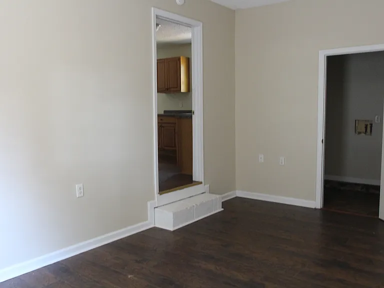 1403 Greenbrier Ct — Photo 5