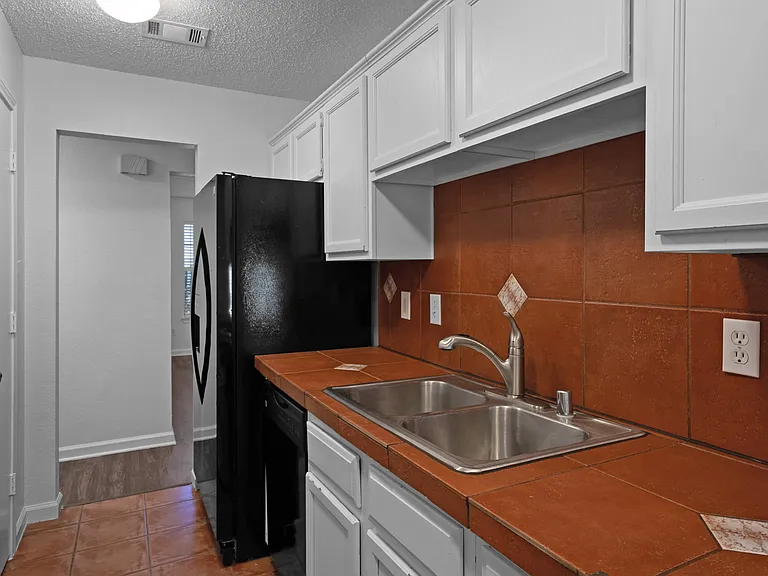 2910 Chisolm Trl — Photo 9