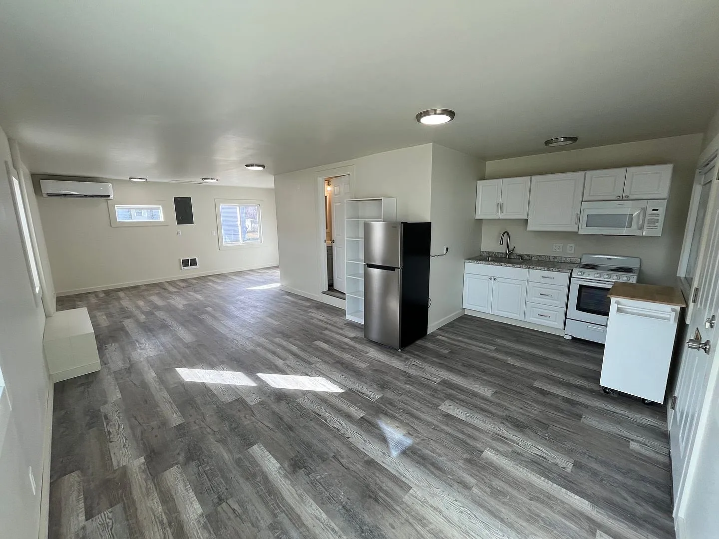 Updated Studio Apartment in Hamilton — Photo 1
