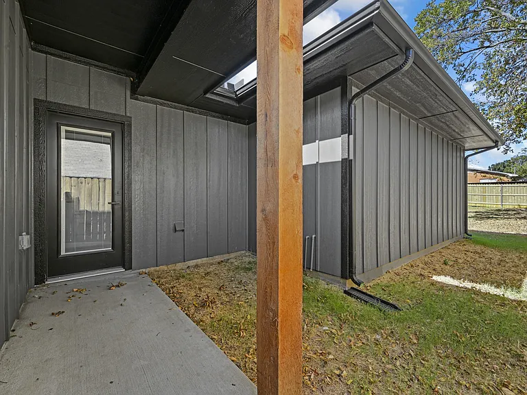 527 W Walker St — Photo 12