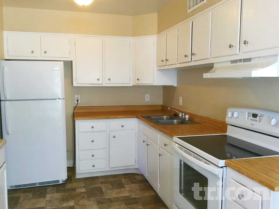 2nd image of 13710 Mount Whitney St