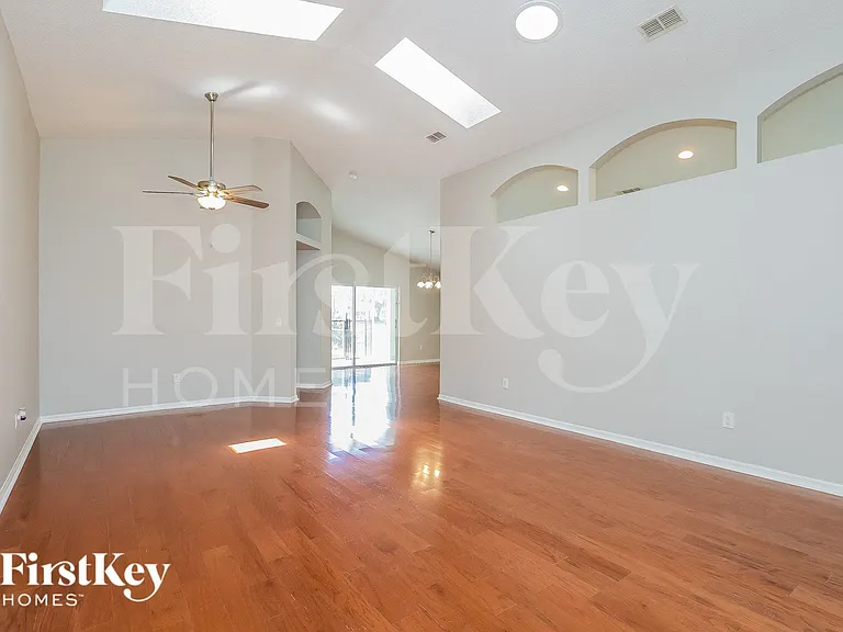 2251 Mallory Cir — Photo 3