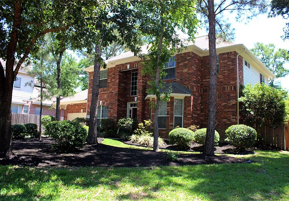 WELCOME TO THIS BEAUTIFUL HOME NESTLED IN ALDEN BRIDGE CLOSE TO ALL THE WOODLANDS AMENITIES.