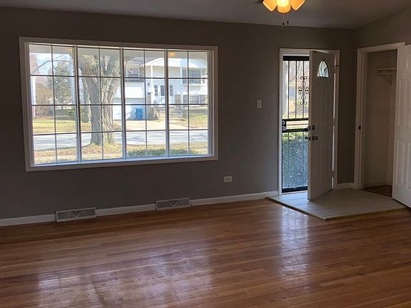3rd image of 15712 Woodlawn East Ave