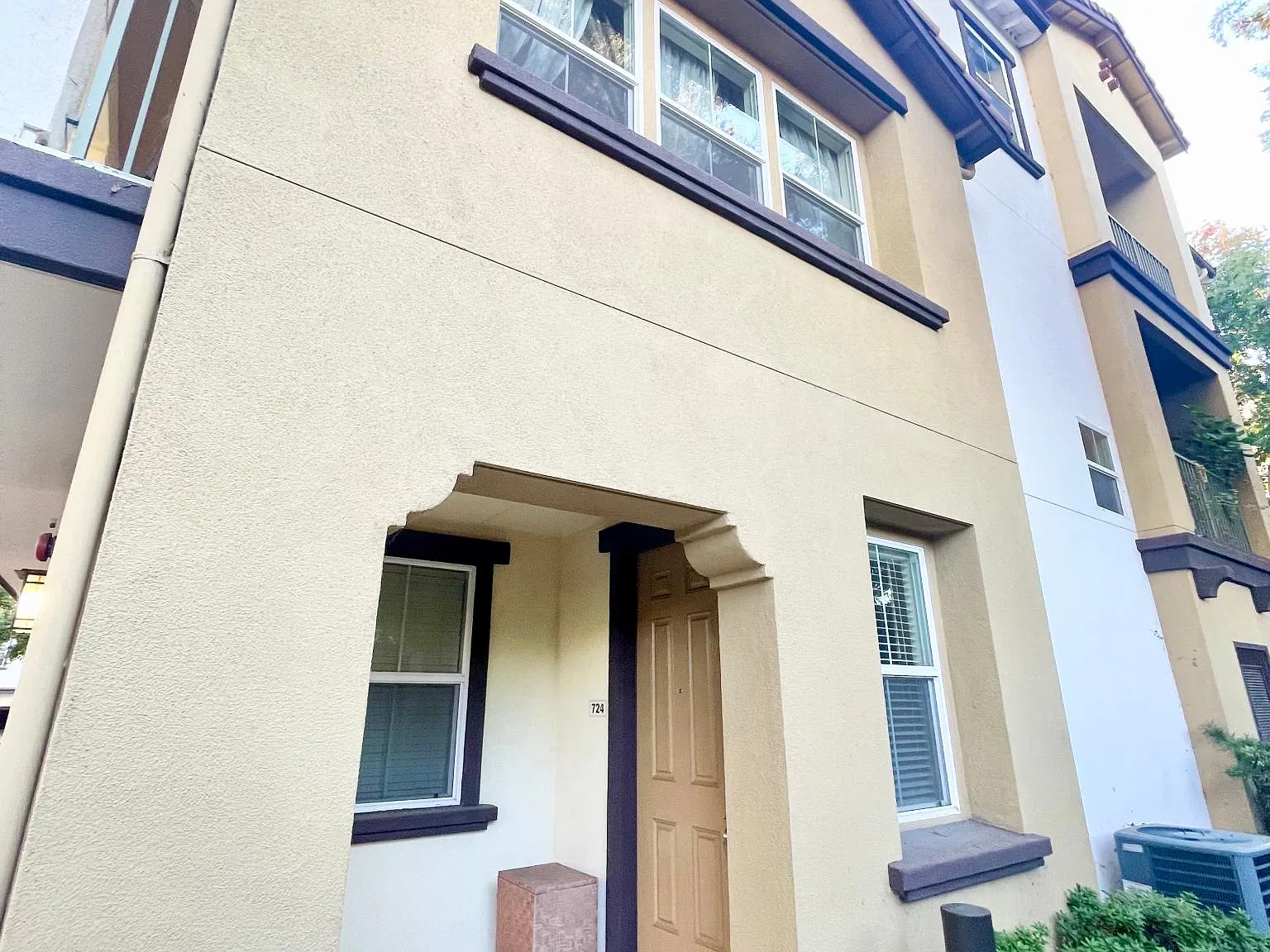 3 bed, 2.5 bath, 1409 sqft, $3,900 — Photo 3