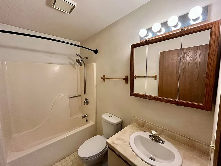 604 Hollywood Dr — Photo 11