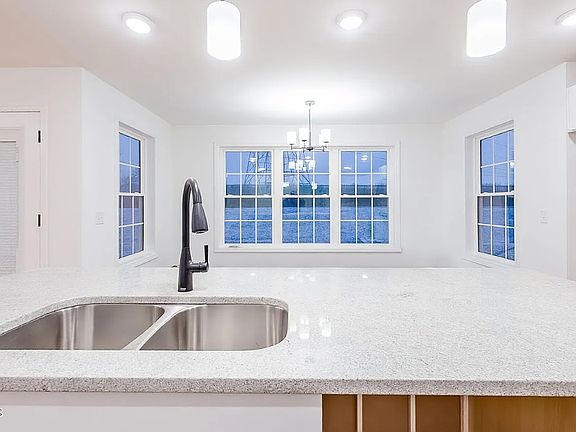 5th image of 48 Maple Crest Dr