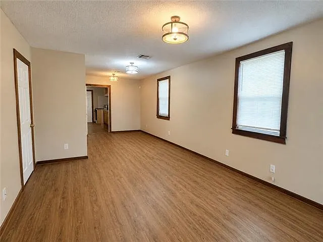 3 bed, 2.0 bath, 1500 sqft, $1,800 — Photo 3
