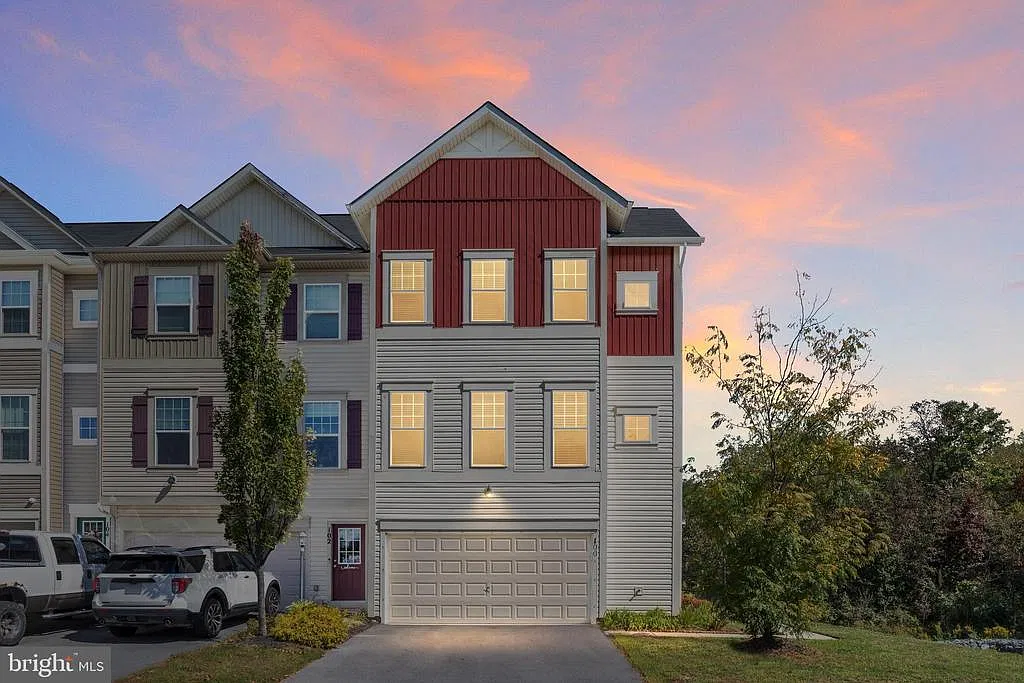 3 bed, 3.5 bath, 2652 sqft, $2,575 — Photo 2