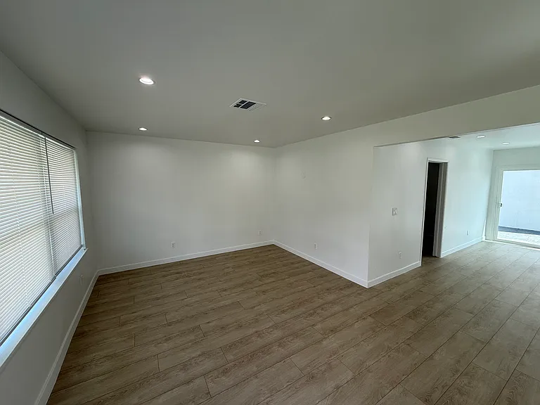 16918 Bassett St — Photo 5