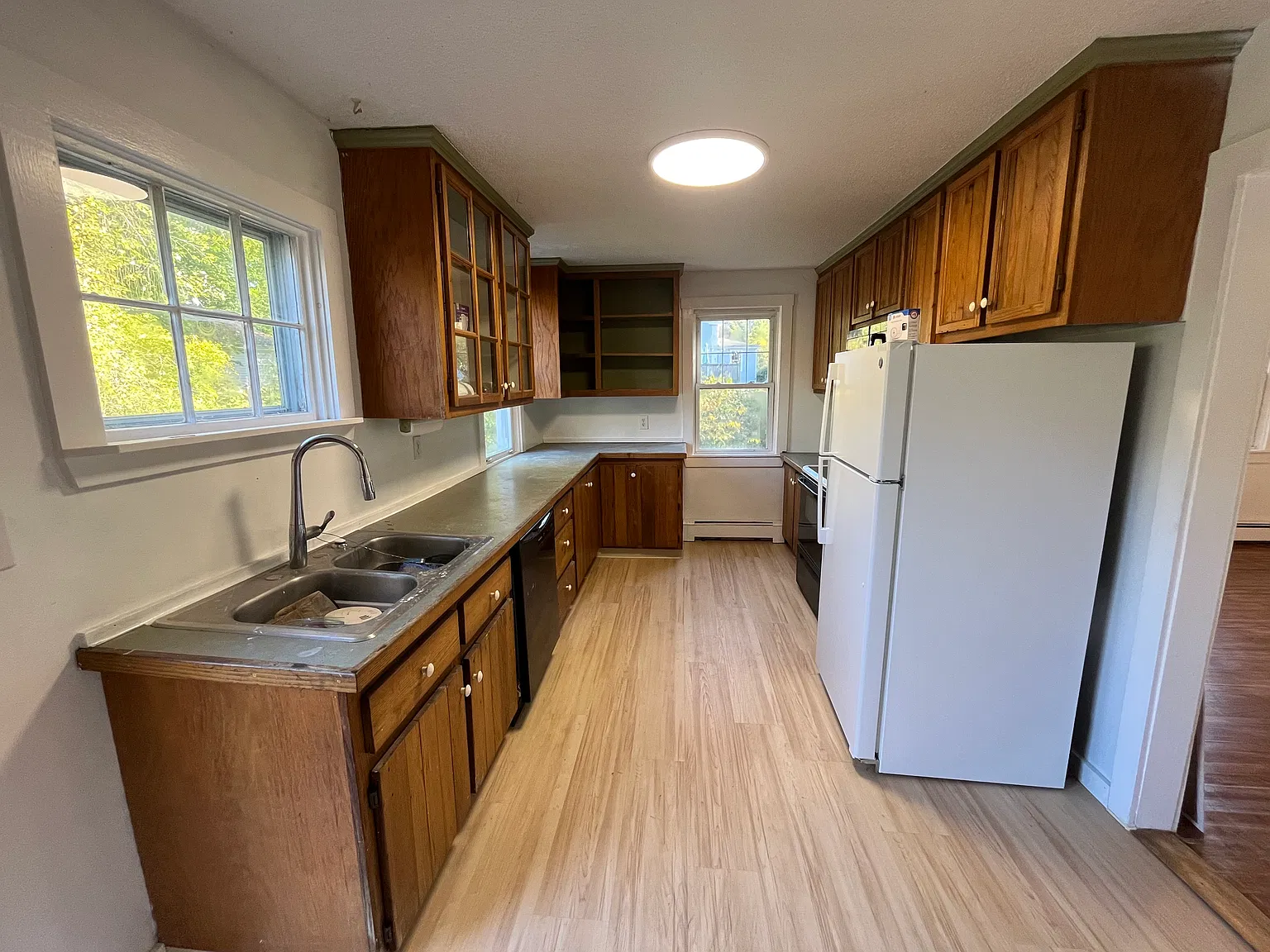 2 bed, 1.5 bath, 12000 sqft, $2,200 — Photo 2