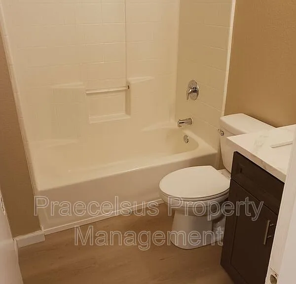 1070 Georgia St #D — Photo 11