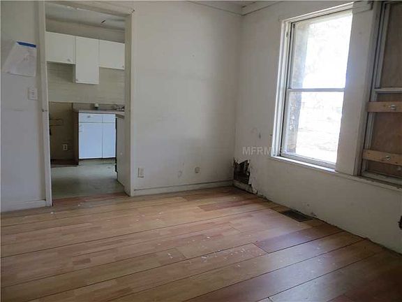 5th image of 905 15th Ave W