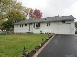 2 Windsor St, Islip, NY 11751
