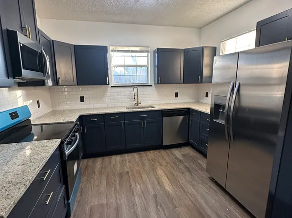 925 W Victory Dr, Savannah, GA 31405