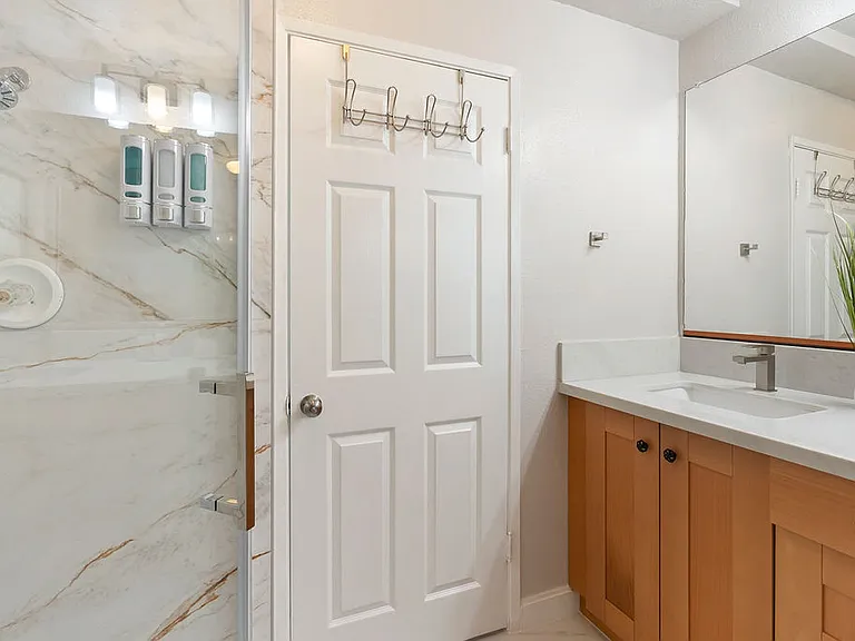 Elmwood Dr — Photo 10