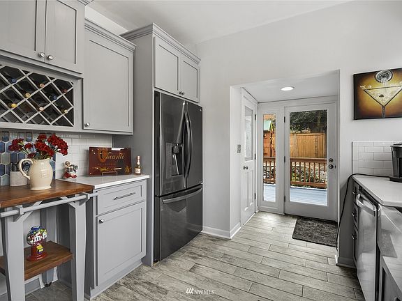 Tons of storage, and newer, stainless-steel appliances.