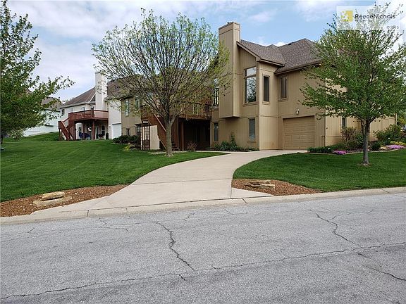 3RD GARAGE WITH SEPARATE DRIVE