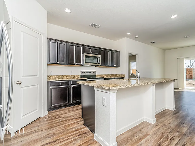 692 Wellington Dr — Photo 25