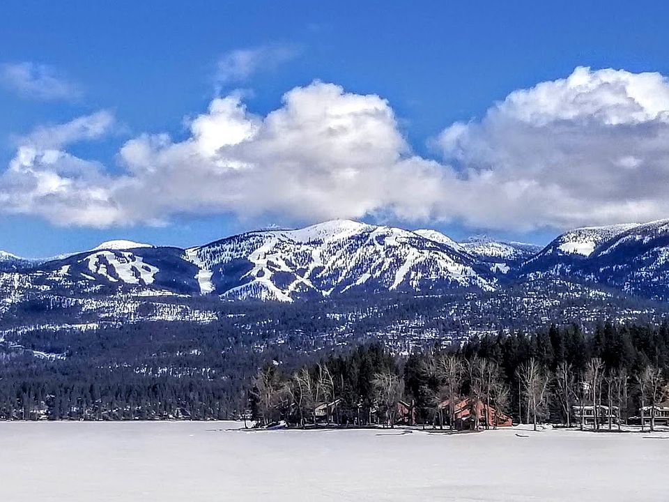 Bay Point's beach in winter with ski lifts 15 minutes away