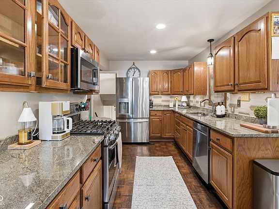 5th image of 2416 Tulip Dr S
