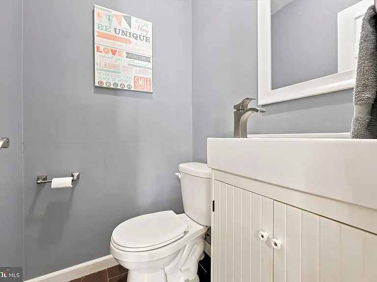 736 Village Ln — Photo 11