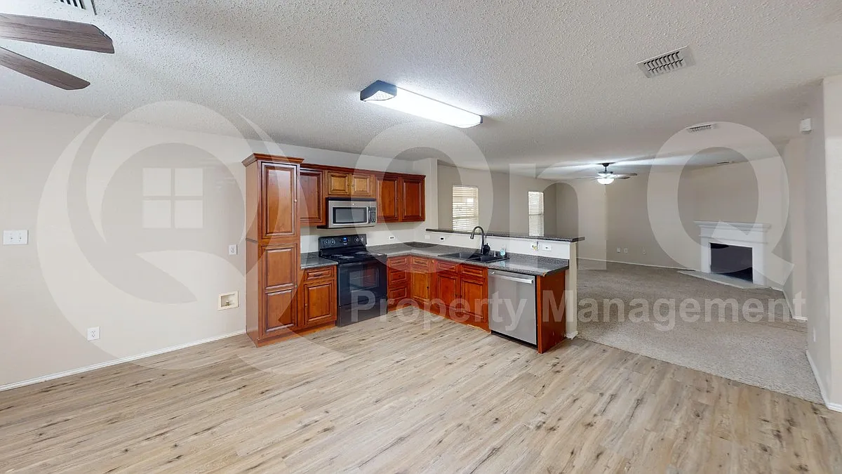 4 bed, 2.0 bath, 2368 sqft, $2,195 — Photo 4