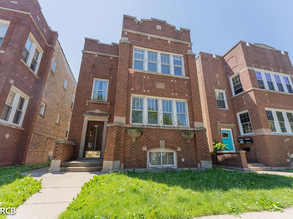 5325 W Montrose Ave #2