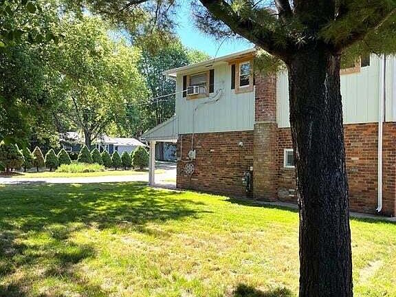 2nd image of 2948 Alexander St