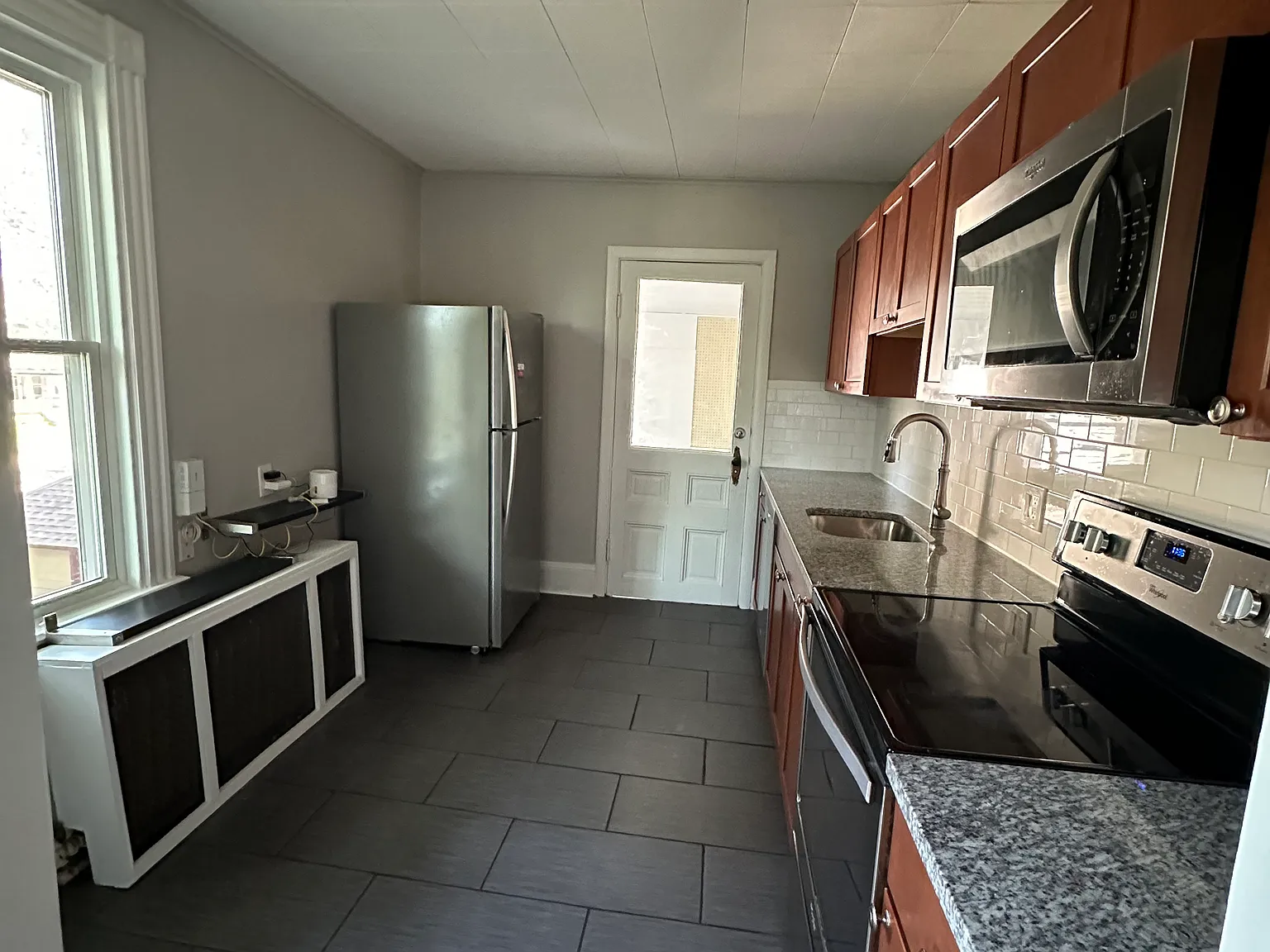 4 bed, 1387 sqft, $2,400 — Photo 2