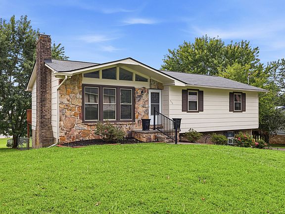 2nd image of 916 Tri Cir NE