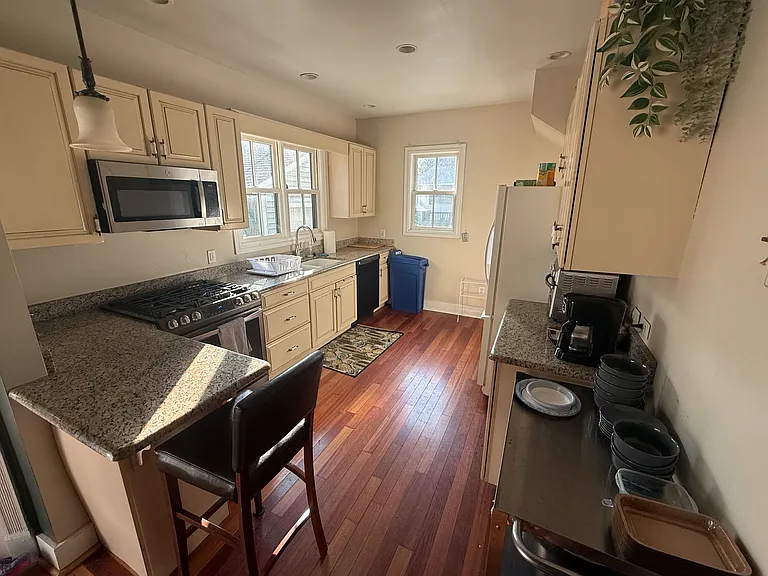 327 N Liberty St — Photo 4