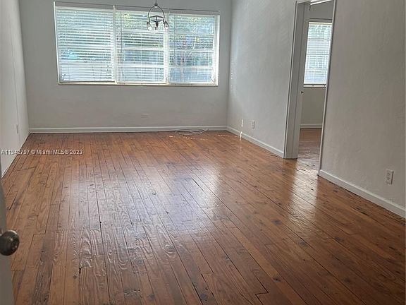 3rd image of 1925 Washington Ave APT 12
