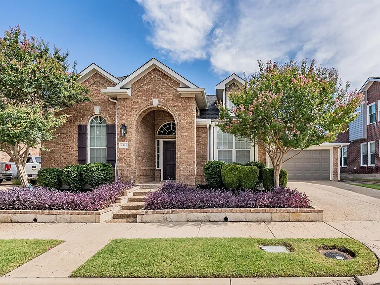 4548 Shamrock Dr — Photo 1