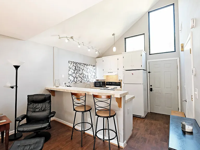 1210 Chatham Rdg — Photo 2